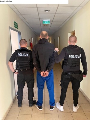 Policjanci z zatrzymanym mężczyzną