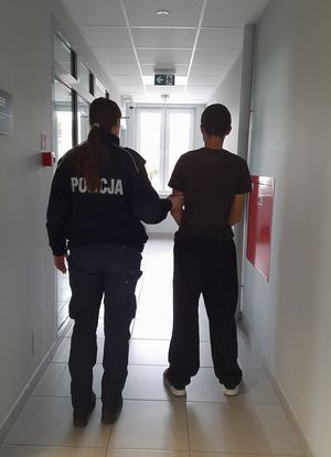 Policjanci z zatrzymanym