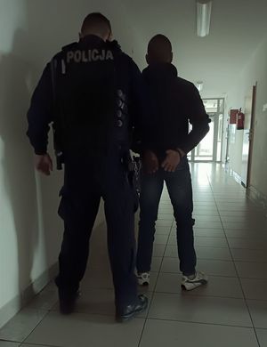 Policjanci z zatrzymanymi