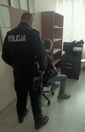 Policjanci z zatrzymanymi