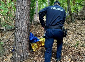 policjant stoi przy zaginionym mężczyźnie