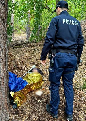 policjant stoi przy zaginionym mężczyźnie