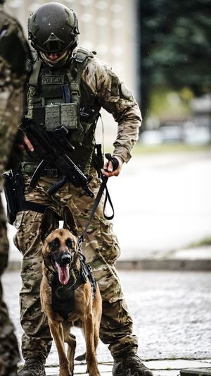 Policjanci z psem podczas ćwiczeń