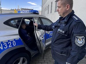 Policjant z zatrzymanym