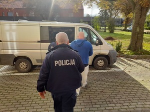 Zdjęcia policjantów i zatrzymanych oraz środków odurzających