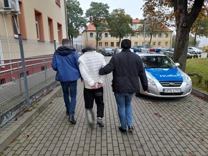 Zdjęcia policjantów i zatrzymanych oraz środków odurzających