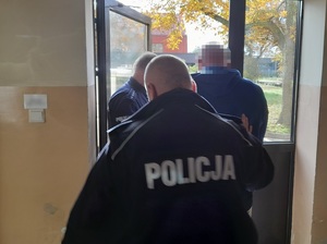 Zdjęcia policjantów i zatrzymanych oraz środków odurzających