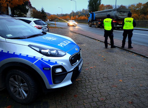 policjanci drogówki podczas pracy