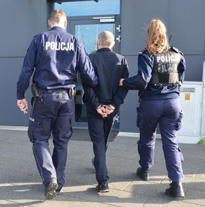 Policjanci z zatrzymanym