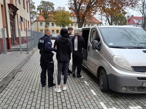 Policjanci z zatrzymaną parą