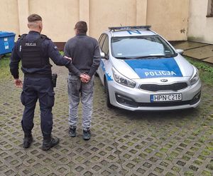 policjant z zatrzymanym