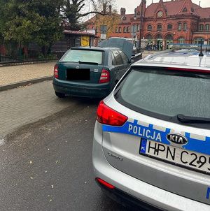 Policjanci z zatrzymanym podczas interwencji drogowej