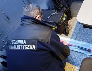 policjanci z zatrzymanym i zabezpieczone mienie