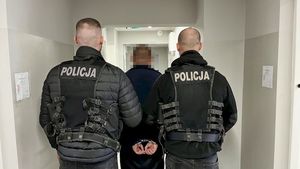 Policjanci z zatrzymanym