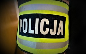 Opaska Policja na ramieniu funkcjonariusza