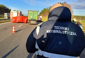 Policjanci pracują na miejscu wypadku