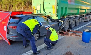 Policjanci pracują na miejscu wypadku