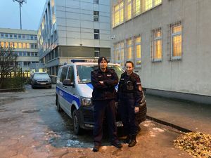 Policjanci przy radiowozie