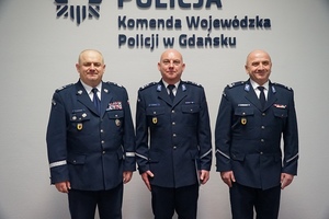 Komendant Wojewódzki Policji w Gdańsku nadinsp. Andrzej Łapiński wręcza rozkaz personalny o mianowaniu na stanowisko I Zastępcy Komendanta Powiatowego Policji w Kościerzynie.