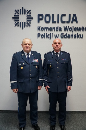 Komendant Wojewódzki Policji w Gdańsku nadinsp. Andrzej Łapiński wręcza rozkaz personalny o mianowaniu na stanowisko I Zastępcy Komendanta Powiatowego Policji w Kościerzynie.