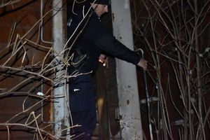 policjanci kontrolują miejsca zagrożone