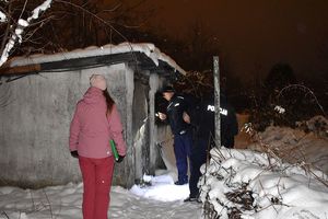 policjanci kontrolują miejsca zagrożone