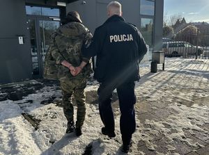 Policjanci z zatrzymanymi