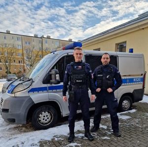 Policjanci z zatrzymanym