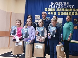 Policjanci z uczestnikami konkursu