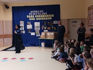 Policjanci z uczestnikami konkursu