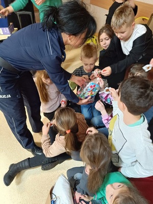 Policjanci z uczestnikami konkursu