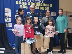 Policjanci z uczestnikami konkursu