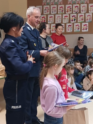 Policjanci z uczestnikami konkursu