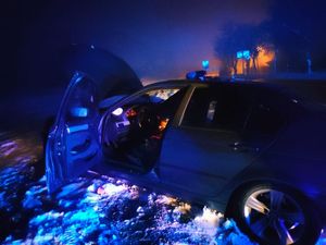 policjanci po pościgu za uciekającym kierowcą BMW