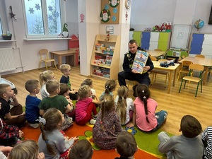 policjanci odwiedzili dzieci w przedszkolu