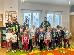 policjanci odwiedzili dzieci w przedszkolu
