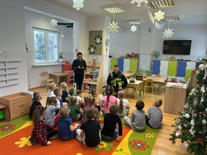 policjanci odwiedzili dzieci w przedszkolu