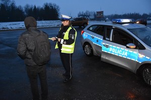 policjanci rozdawali odblaski