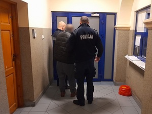 Policjanci z zatrzymanym