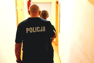 Policjant prowadzi zatrzymanego
