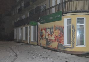 uszkodzona elewacja budynku