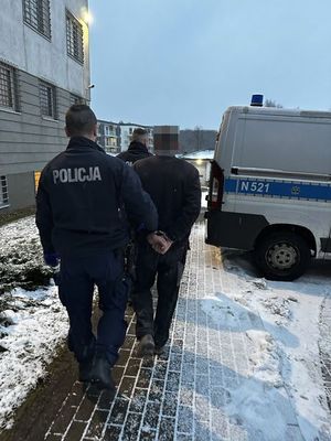 Policjanci z zatrzymanym