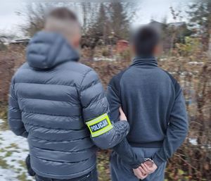 Zatrzymany przez policjantów 20-latek i odzyskane mienie