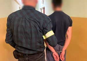 Zatrzymany przez policjantów 20-latek i odzyskane mienie