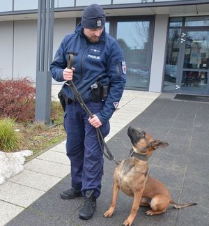 Policjant z psem służbowym