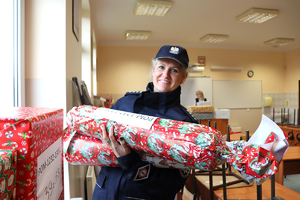 Policjanci podczas akcji Szlachetna Paczka