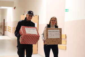 Policjanci podczas akcji Szlachetna Paczka