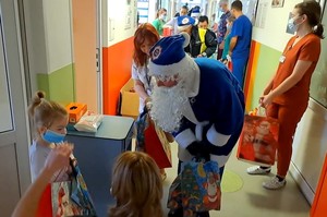 Niebieski mikołaj w odwiedzinach u dzieci