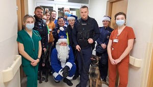 Niebieski mikołaj w odwiedzinach u dzieci