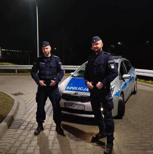 Policjanci przy radiowozie
